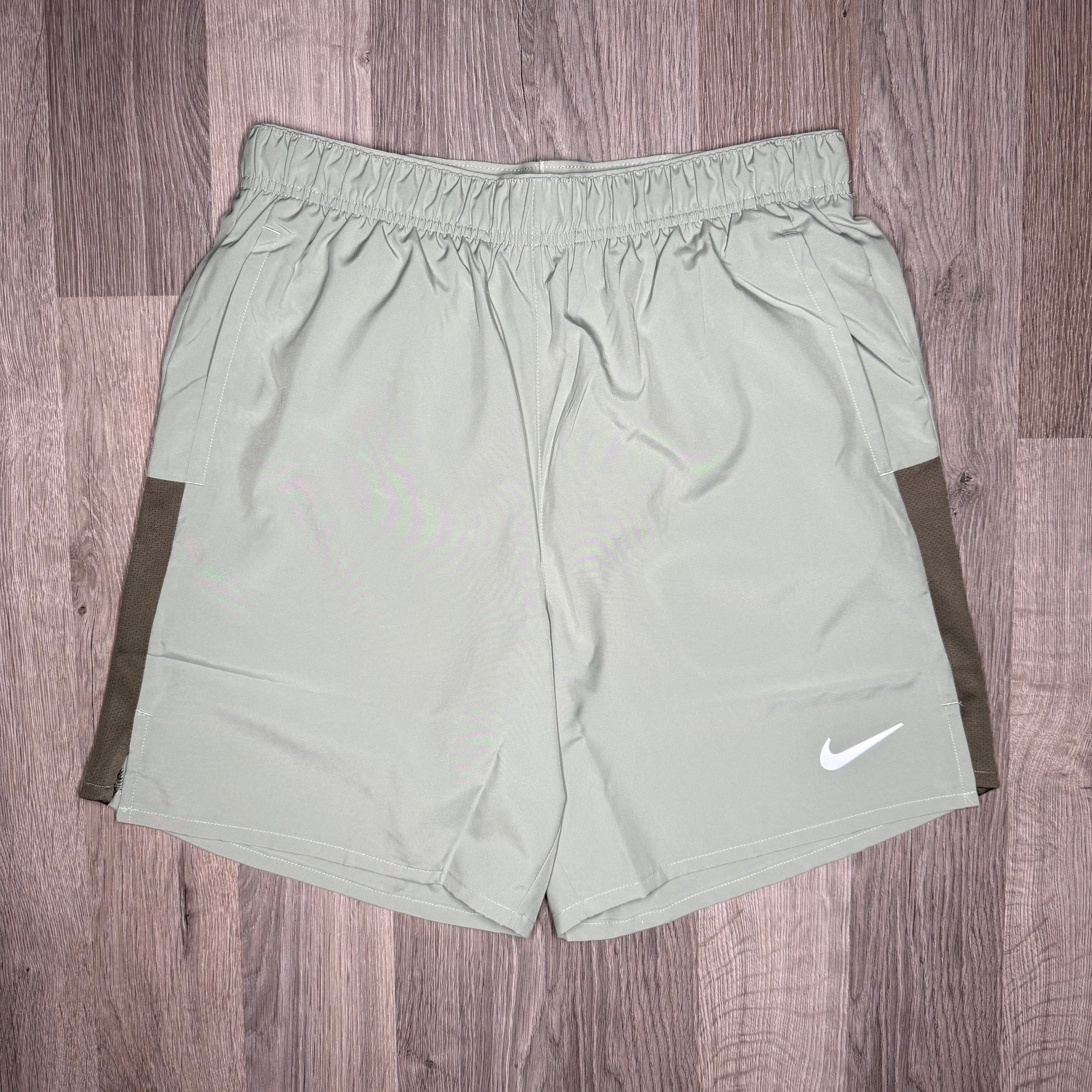 Nike Windrunner & Challenger set - Jacket & Shorts - Khaki